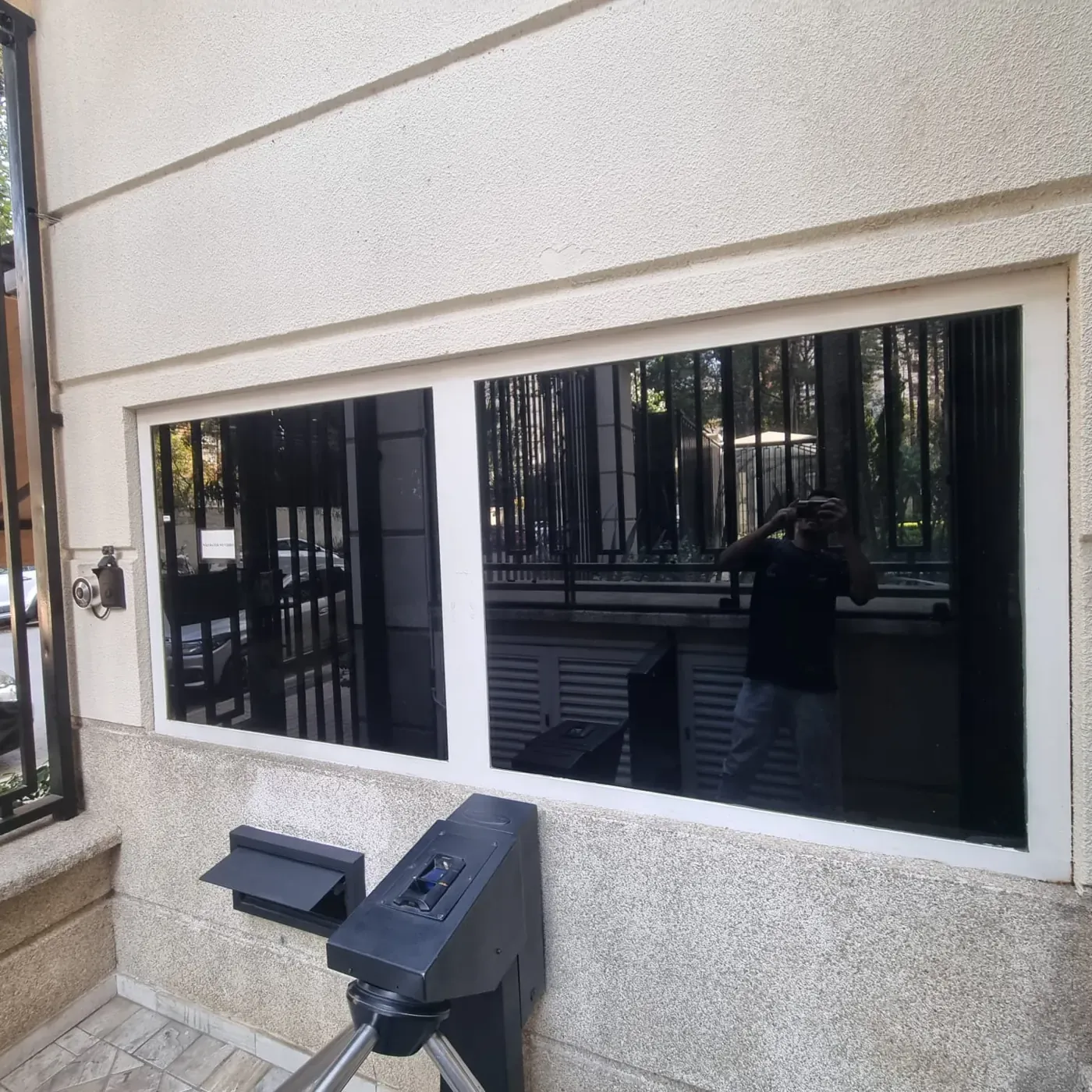Guarita de condomínio com insulfilm nano carbono nos vidros