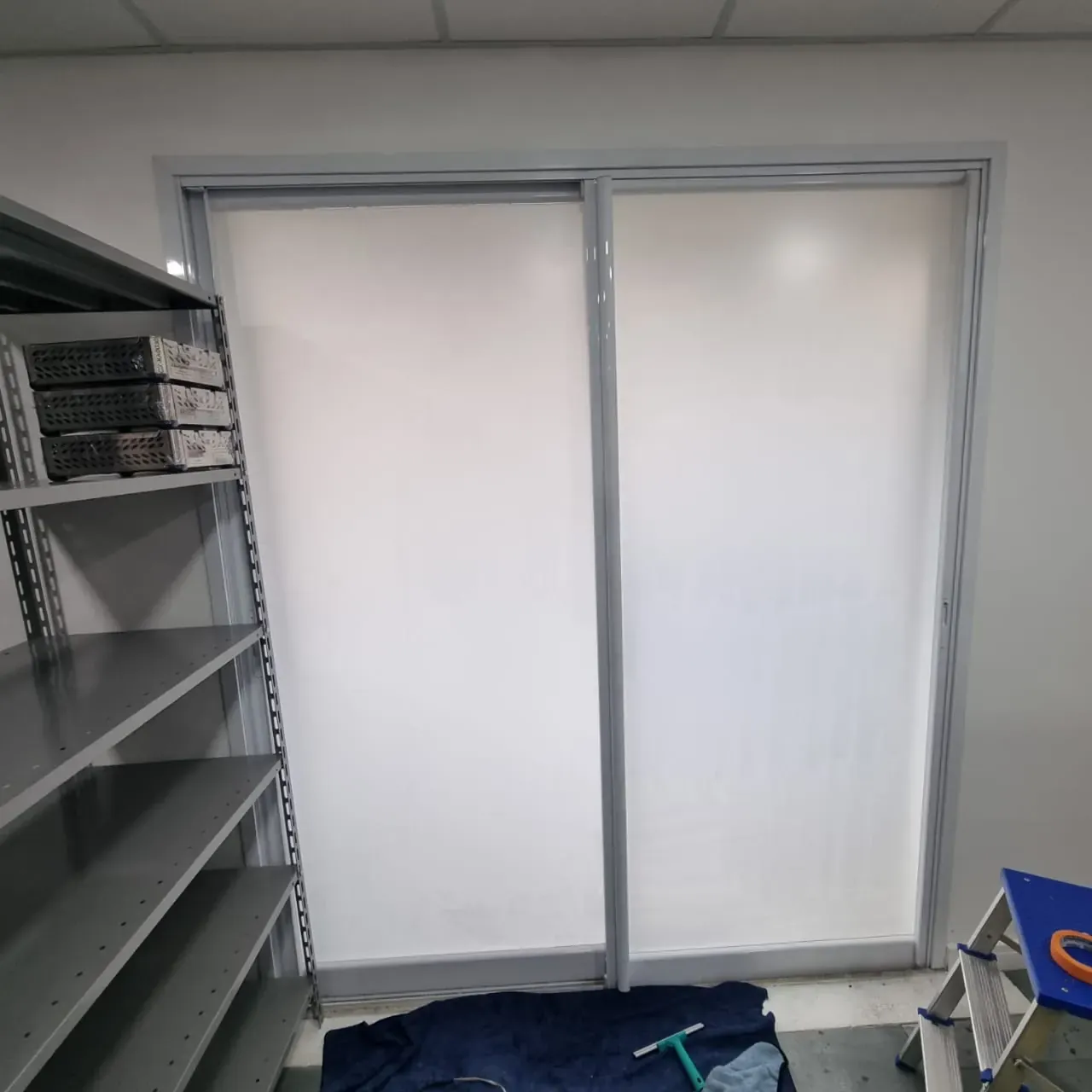 Porta de correr de vidro com película jateada branca